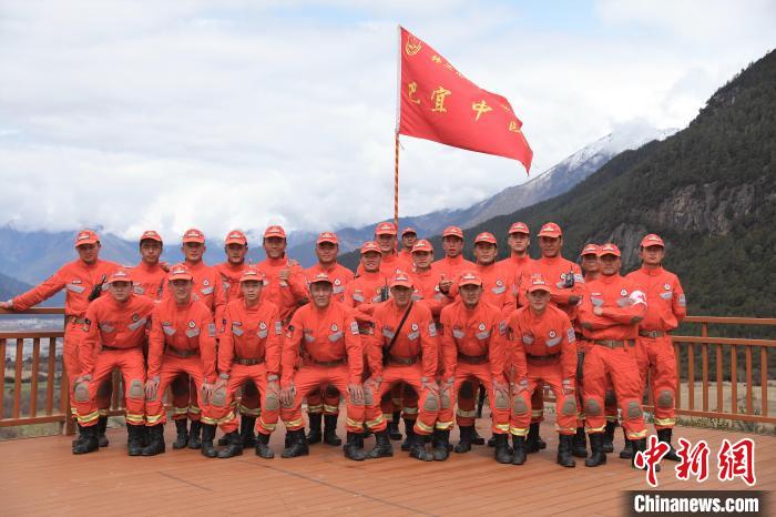 合影留念?！∥骼@拉翁 攝