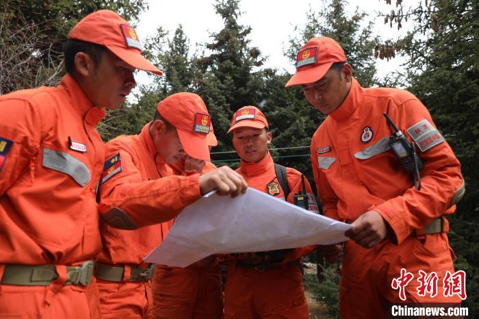 指戰(zhàn)員正在進(jìn)行地形勘察?！∥骼@拉翁 攝