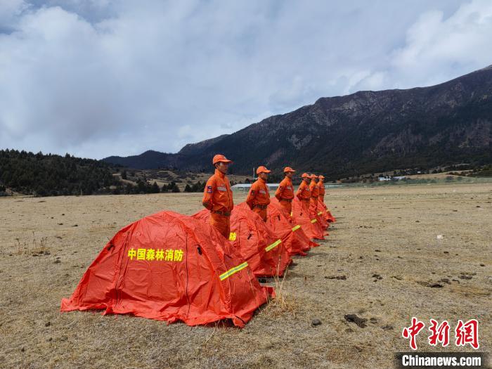 正在進(jìn)行帳篷搭設(shè)?！∥骼@拉翁 攝