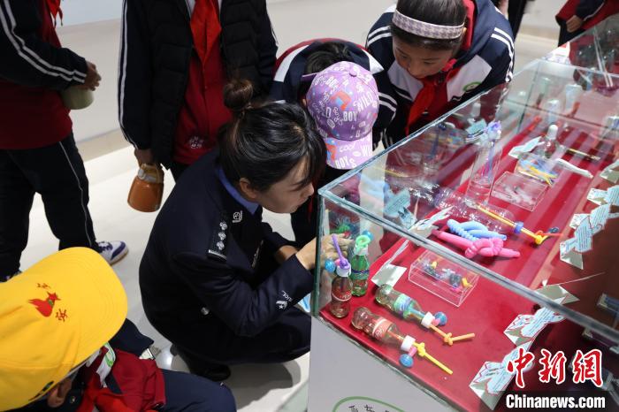 圖為亞東邊檢站民警為駐地小學生開展禁毒教育?！『?攝