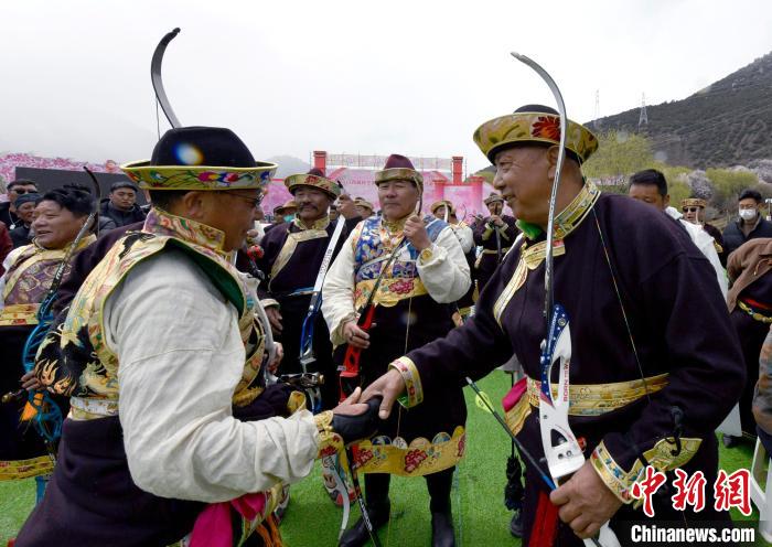 3月28日，選手射中靶心后慶祝?！±盍?攝
