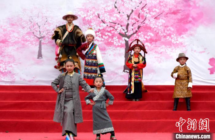 3月28日，西藏林芝第二十屆桃花旅游文化節(jié)開幕式上的文藝表演?！±盍?攝