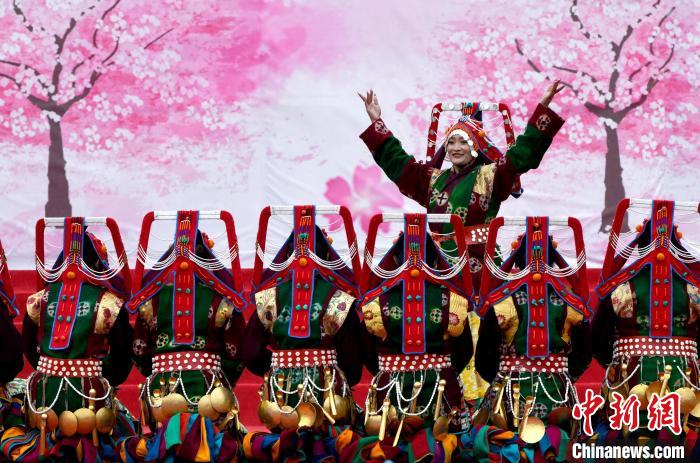 3月28日，西藏林芝第二十屆桃花旅游文化節(jié)開幕式上的文藝表演?！±盍?攝