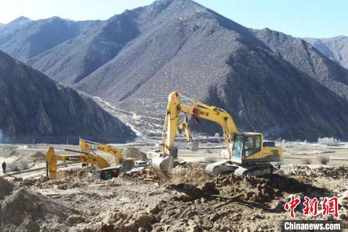 圖為高標(biāo)準(zhǔn)農(nóng)田建設(shè)施工現(xiàn)場?！「裆愔?攝