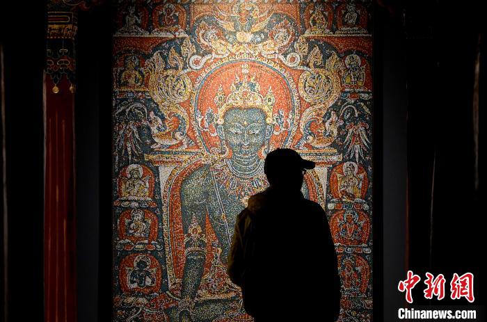 3月31日，觀眾欣賞展覽中的作品?！±盍?攝