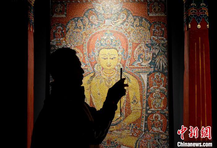 3月31日，觀眾欣賞展覽中的作品?！±盍?攝