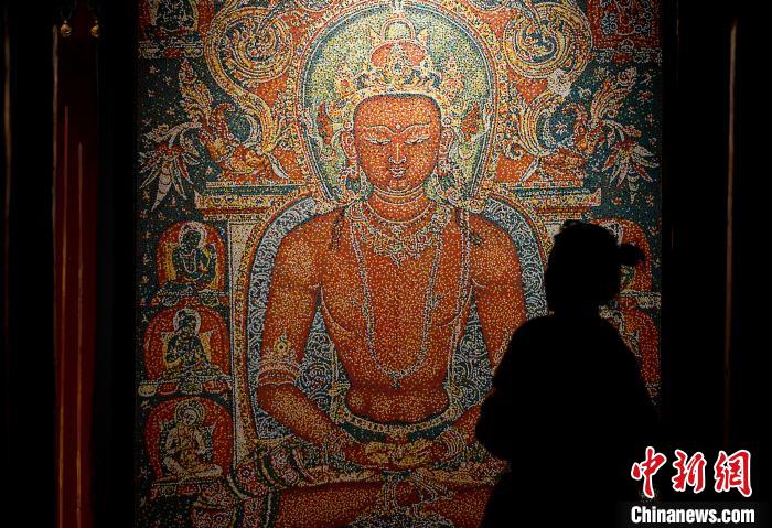 3月31日，觀眾欣賞展覽中的作品?！±盍?攝