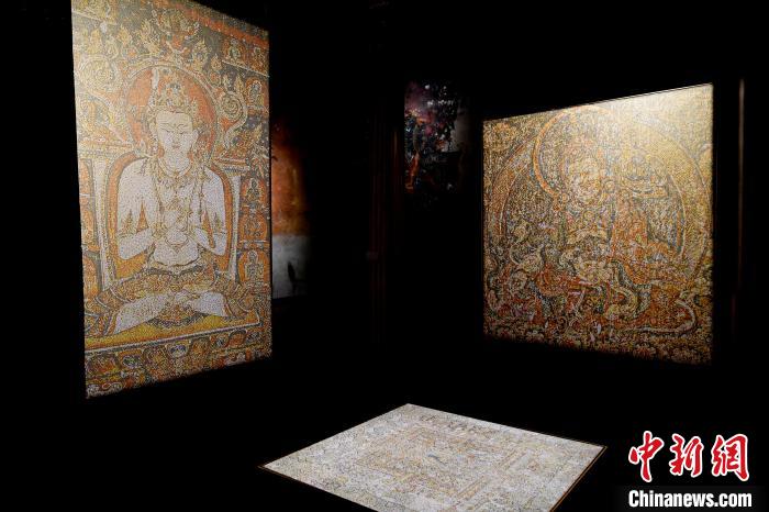 3月31日，觀眾欣賞展覽中的作品?！±盍?攝