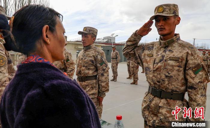 圖為列兵扎西加央向母親敬禮。　劉曉東 攝