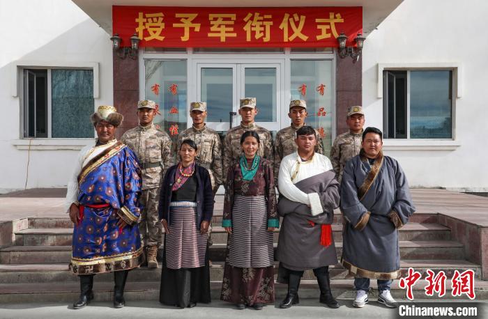 圖為列兵代表與親人合影留念。　劉曉東 攝