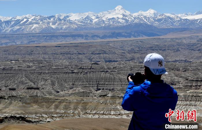 4月5日，游客在觀景臺拍攝札達(dá)土林?！±盍?攝