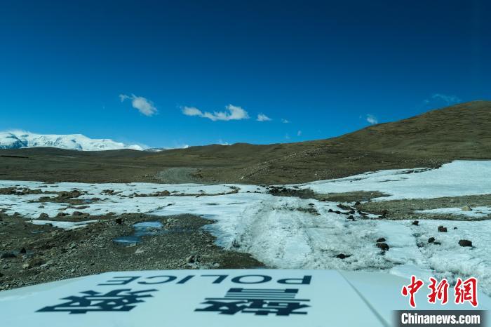 4月5日，普瑪江塘邊境派出所巡邏車通過冰河路段?！〗w波 攝
