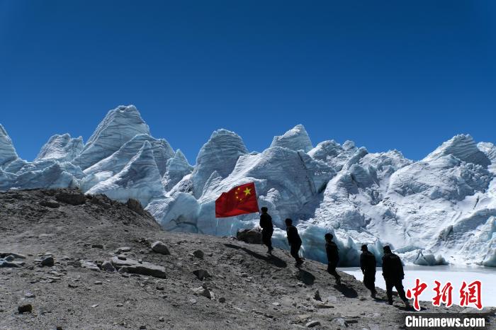4月5日，普瑪江塘邊境派出所民輔警巡邏至四零冰川附近?！〗w波 攝