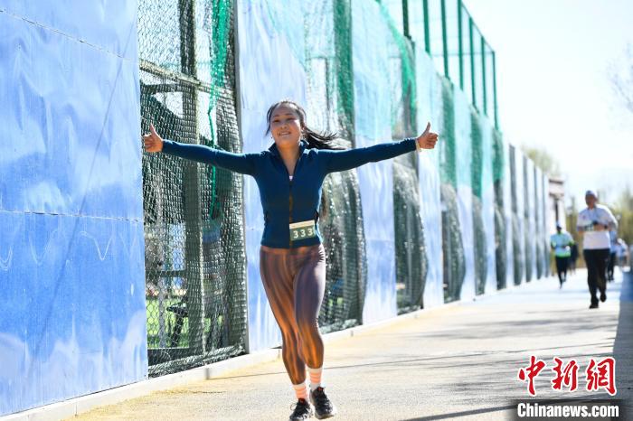 圖為5公里歡樂跑現(xiàn)場?！∝暩聛硭?攝