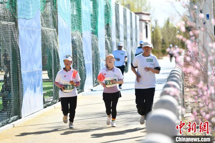 圖為5公里歡樂跑現(xiàn)場?！∝暩聛硭?攝