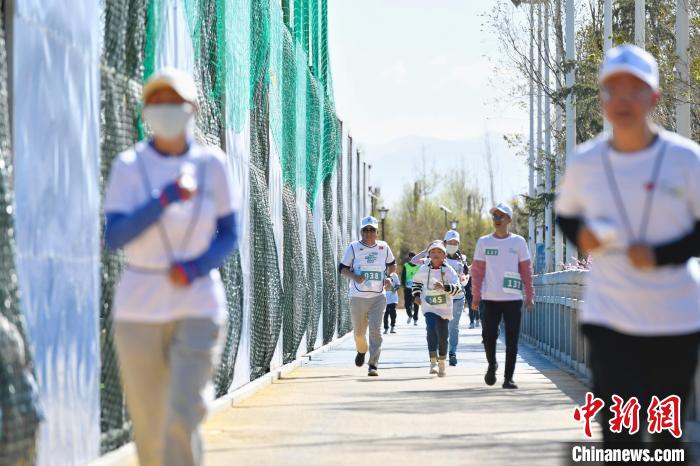 圖為5公里歡樂跑現(xiàn)場?！∝暩聛硭?攝