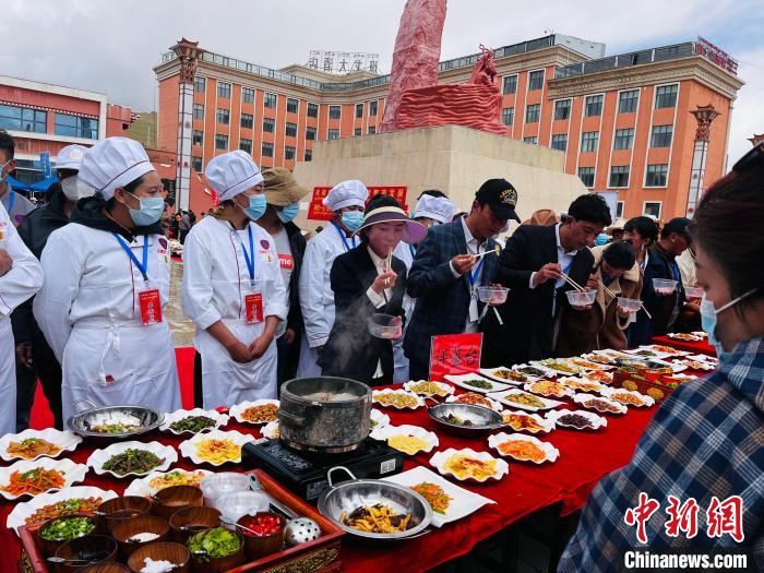 圖為2022年，班戈縣“鄉(xiāng)村振興那曲奮進(jìn)”廚藝大賽現(xiàn)場(chǎng)。資料圖 那曲市“鄉(xiāng)村振興 那曲奮進(jìn)”活動(dòng)辦供圖