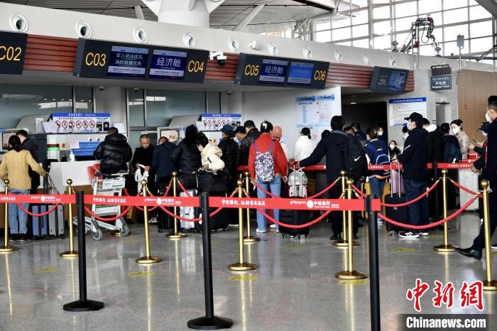 圖為旅客辦理登機(jī)手續(xù)?！≈芎?攝