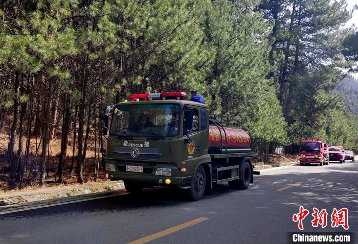 林芝市森林消防支隊(duì)米林中隊(duì)在米林縣一帶開展灑水增濕作業(yè)。　趙健宇 攝