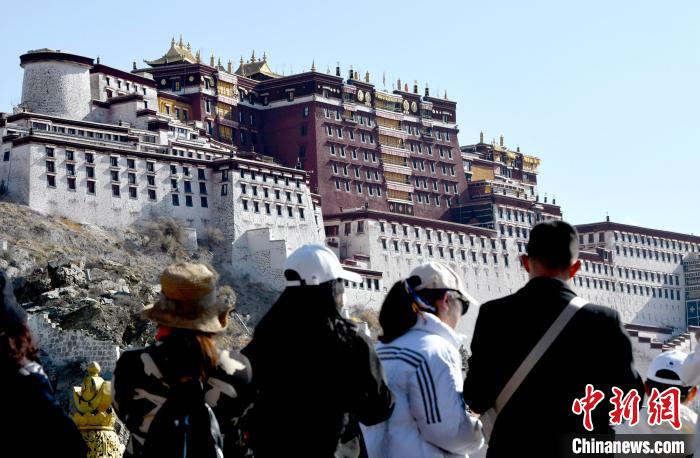 4月17日，游客在拉薩布達拉宮觀景臺拍照留念?！±盍?攝
