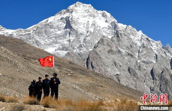 底雅邊境派出所民警夏永軍(右一)在巡邏中?！±盍?攝
