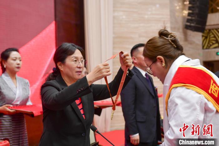 西藏舉辦“西藏十佳醫(yī)生、十佳護(hù)士”“西藏健康衛(wèi)士”表彰大會(huì)