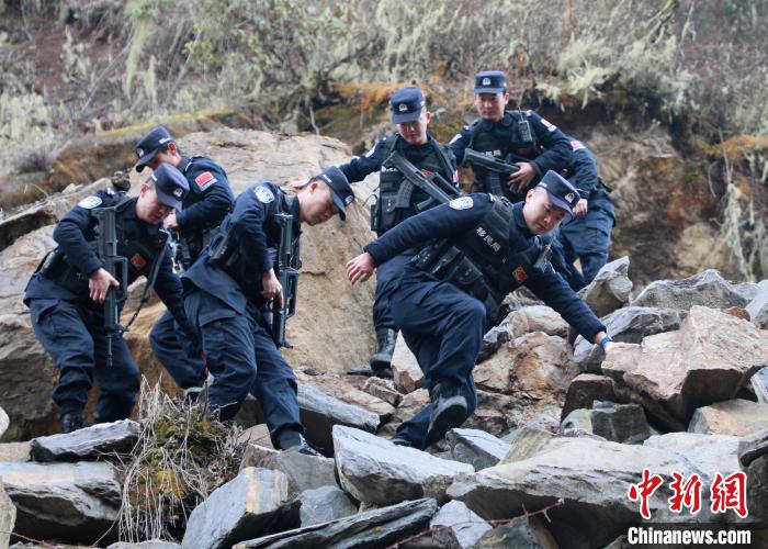 山南邊境管理支隊(duì)玉麥邊境派出所民警在邊境巡邏途中穿過亂石區(qū)?！∴嶇?攝