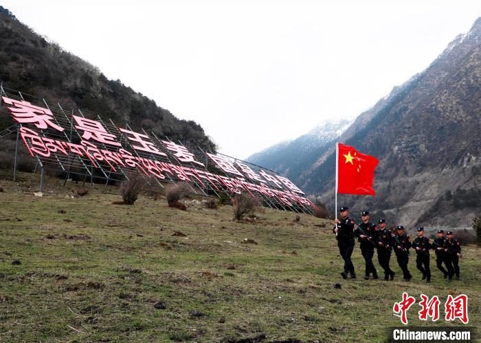 山南邊境管理支隊(duì)玉麥邊境派出所民警在轄區(qū)開展巡邏。　鄭琦山 攝