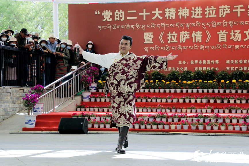 獻(xiàn)唱《夏爾巴》。人民網(wǎng) 次仁羅布攝