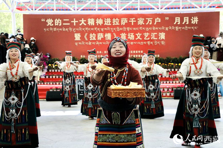 女子群舞《拉拉脫貧之路》。人民網(wǎng) 次仁羅布攝