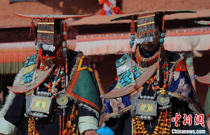圖為參展攝影師拍攝的西藏阿里普蘭飛天服飾。　主辦方 供圖