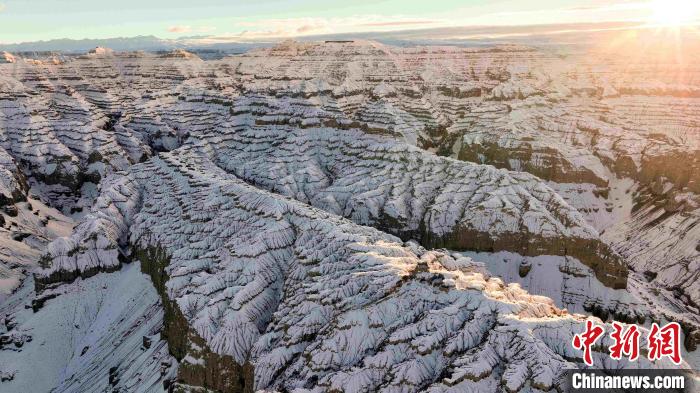 圖為參展攝影師拍攝的西藏阿里札達(dá)土林雪后風(fēng)光?！≈鬓k方 供圖