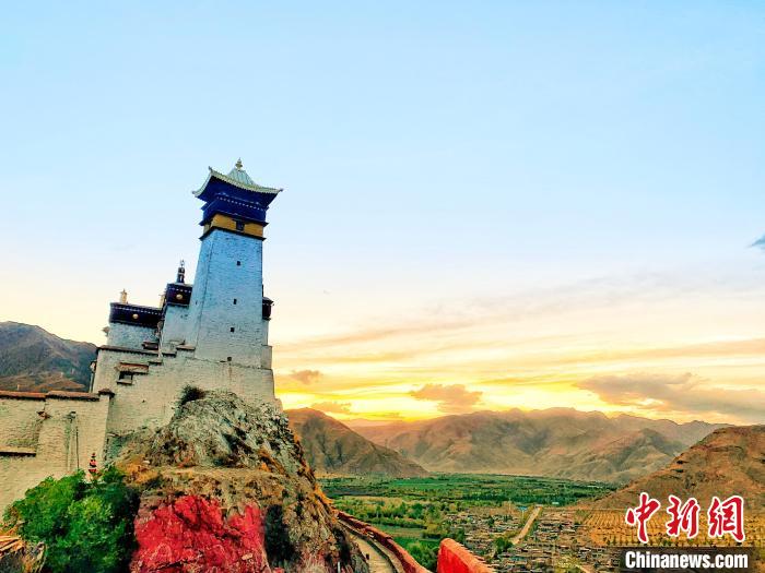 圖為西藏第一座宮殿——山南雍布拉康?！埼?攝