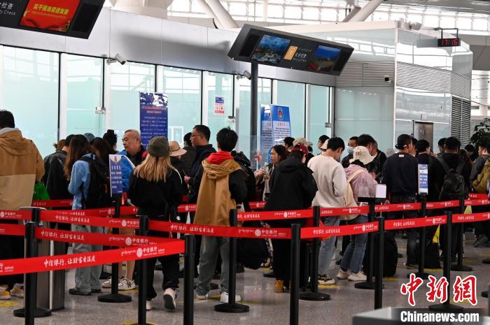 圖為“五一”期間，拉薩貢嘎機場旅客密集出行?！≡黝D珠 攝