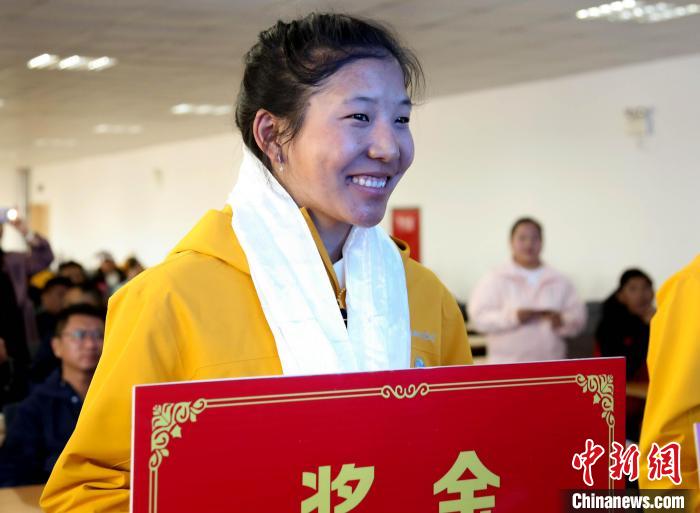 玉珍拉姆上臺領獎?！∝暣_ 攝