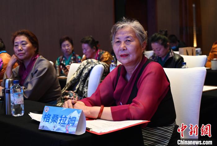 圖為西藏銀發(fā)旅游產(chǎn)品體驗團(tuán)老年代表?！≮w朗 攝