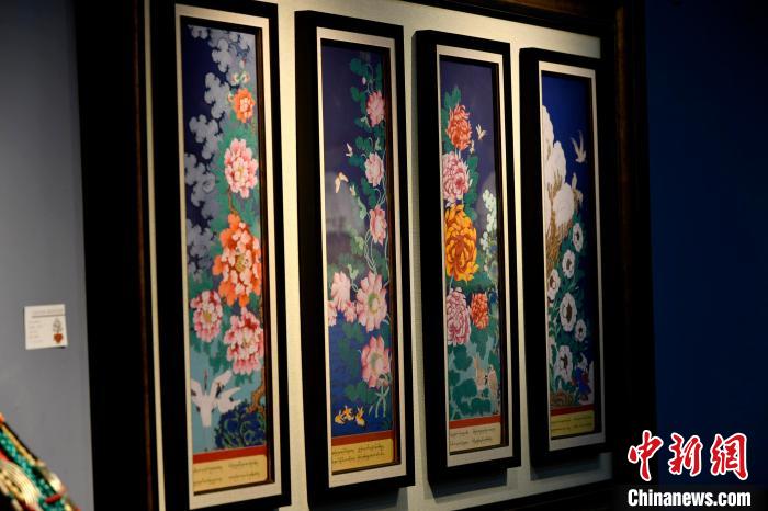 圖為5月16日，展覽中新創(chuàng)唐卡作品《四季花》?！±盍?攝