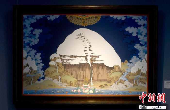 圖為5月16日，展覽中新創(chuàng)唐卡作品《岡底斯山》。　李林 攝