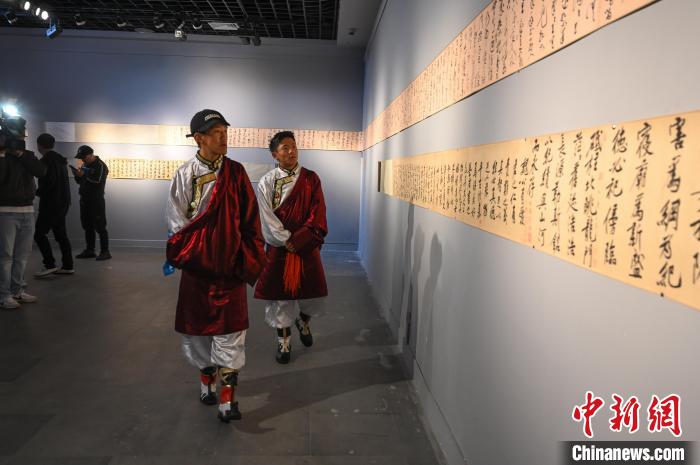 圖為學生參觀黃庭堅書法文獻展。　趙朗 攝