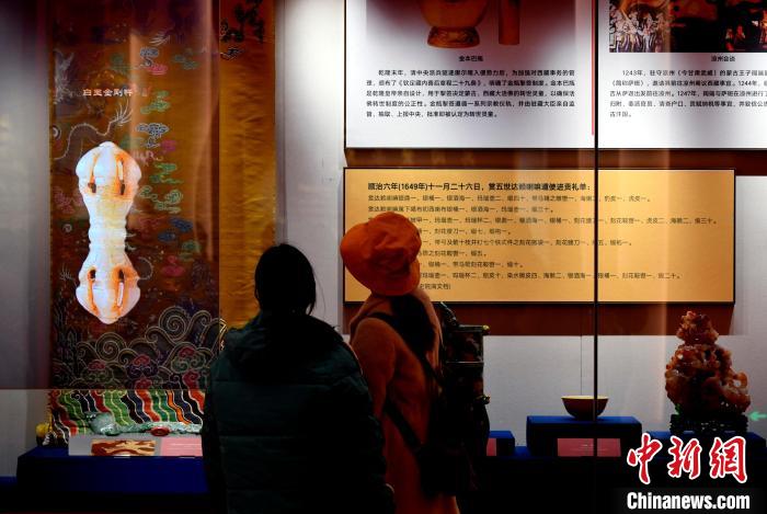 圖為5月18日，觀眾正在欣賞展覽。　李林 攝