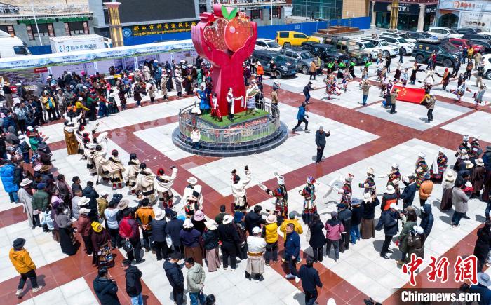 圖為“極地那曲 天際之旅”2023西藏那曲“中國(guó)旅游日”音樂美食嘉年華活動(dòng)現(xiàn)場(chǎng)?！∧乔形幕吐糜尉止﹫D