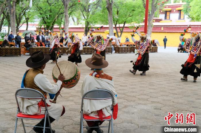 中國西藏發(fā)展論壇中外參訪嘉賓在拉薩羅布林卡觀藏戲、品卡塞