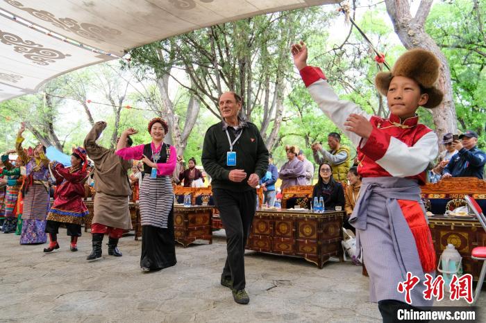 英國籍嘉賓柯馬凱(Michael Crook)加入鍋莊舞隊伍。　江飛波 攝