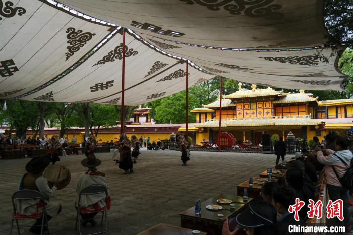 圖為當日拉薩羅布林卡?！〗w波 攝