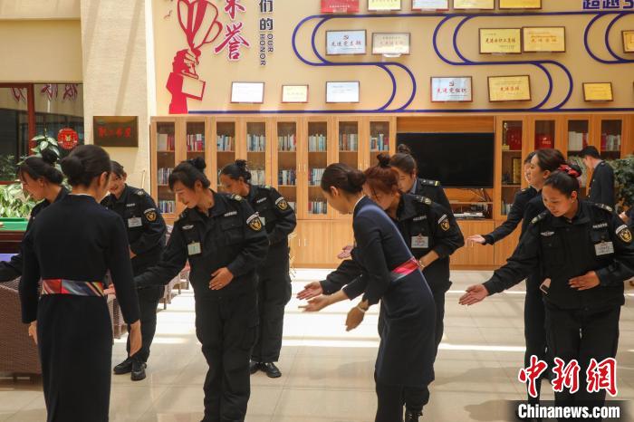 日喀則火車站客運(yùn)人員學(xué)習(xí)服務(wù)禮儀。　斗山得 攝