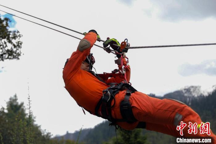 圖為消防員開展斜向救援訓練?！抢倮?攝