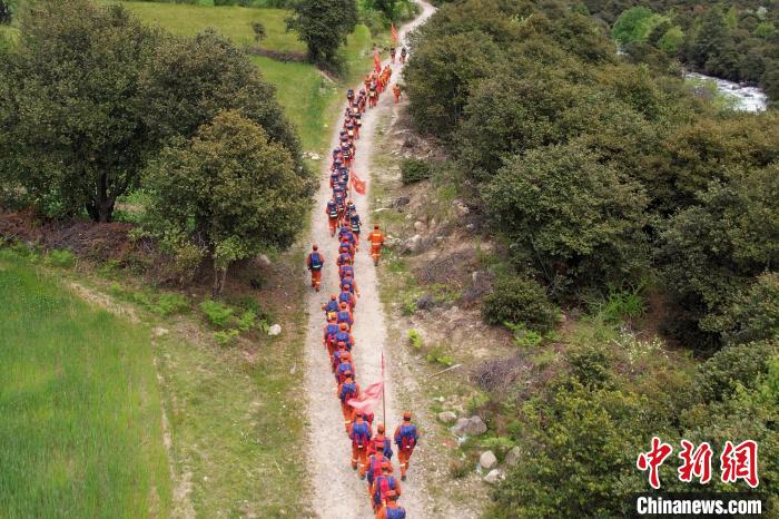 圖為西藏林芝森林消防員穿越山林?！●T怡凡 攝