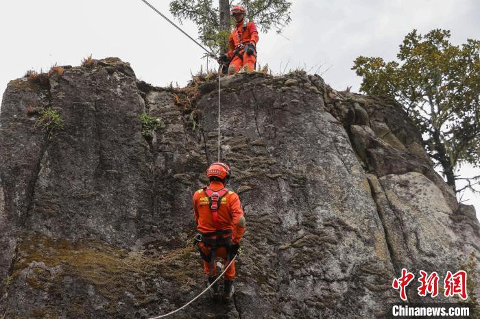 圖為消防員開展崖壁滑降訓練?！抢倮?攝