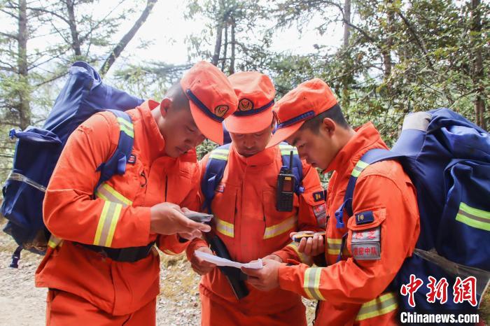 圖為消防員開展野外按圖行進訓練?！抢倮?攝
