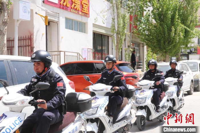 民警騎著電瓶車在轄區(qū)巡邏走訪?！↑S創(chuàng)偉 攝